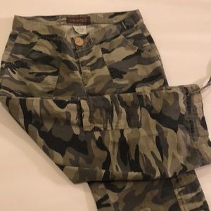 Camouflage capris
